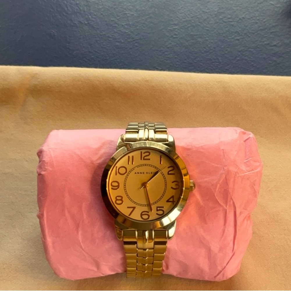 Anne Klein classic link bracelet watch. Gold tone with light gold face. Working!